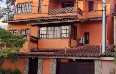 Imagem: A casa possui 3 Dormitórios, 2 Banheiros, 3 Vagas na garagem