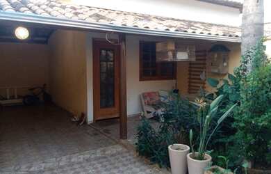 Imagem: A casa possui 3 Dormitórios, 2 Vagas na garagem e está localizado