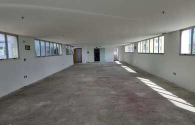 Imagem: O depósito possui 4 Vagas na garagem, 322m² de Área e está