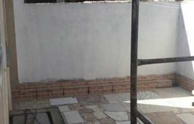 Imagem: A casa possui 1 Dormitório, 1 Banheiro, 1 Vaga na garagem