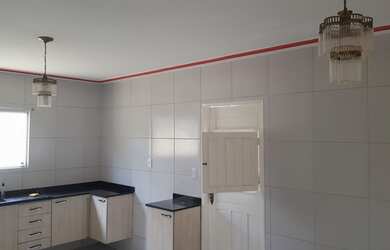 Imagem: A casa possui 4 Dormitórios, 2 Banheiros, 3 Vagas na garagem