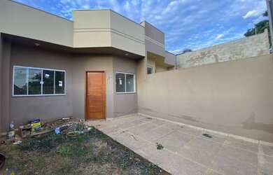 Imagem: A casa possui 3 Dormitórios, 2 Banheiros, 1 Vaga na garagem