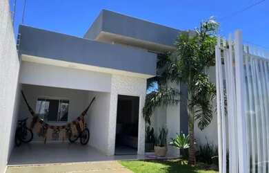 Imagem: A casa possui 3 Dormitórios, 2 Banheiros, 2 Vagas na garagem