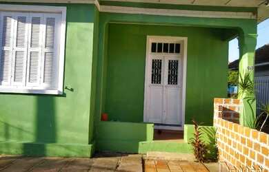 Imagem: A casa possui 3 Dormitórios, 1 Banheiro, 3 Vagas na garagem