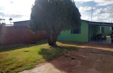 Imagem: A casa possui 3 Dormitórios, 2 Banheiros, 100m² de Área e