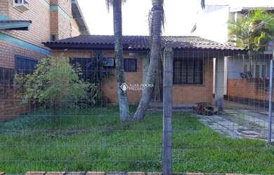 Imagem: A casa possui 3 Dormitórios, 1 Banheiro, 3 Vagas na garagem