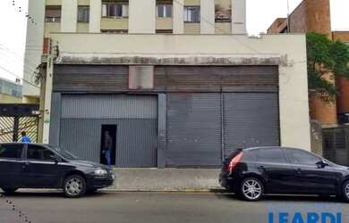 Imagem: O depósito possui 3 Vagas na garagem, 400m² de Área e está