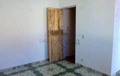 Imagem: A casa possui 2 Dormitórios, 2 Banheiros, 4 Vagas na garagem