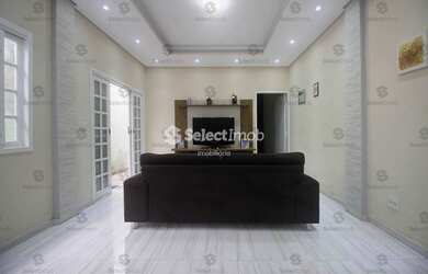 Imagem: A casa possui 3 Dormitórios, 2 Banheiros, 1 Vaga na garagem