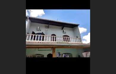 Imagem: A casa possui 4 Dormitórios, 4 Banheiros, 2 Vagas na garagem