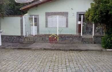 Imagem: A casa possui 4 Dormitórios, 2 Banheiros, 3 Vagas na garagem