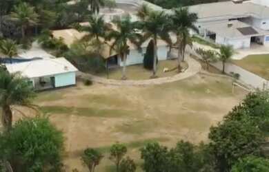 Imagem: A casa em condomínio possui 5 Dormitórios, 5 Banheiros, 5