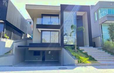 Imagem: A casa em condomínio possui 4 Dormitórios, 5 Banheiros, 5