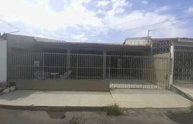 Imagem: A casa possui 4 Dormitórios, 2 Banheiros, 2 Vagas na garagem