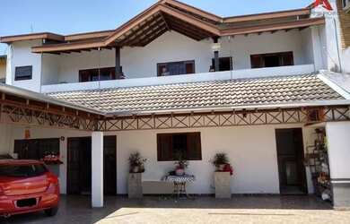 Imagem: A casa possui 3 Dormitórios, 3 Banheiros, 5 Vagas na garagem