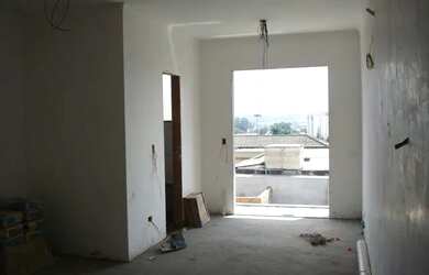 Imagem: A casa possui 3 Dormitórios, 4 Banheiros, 2 Vagas na garagem