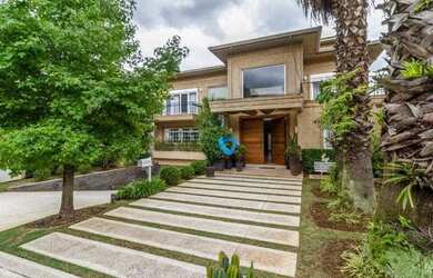 Imagem: A casa em condomínio possui 4 Dormitórios, 5 Banheiros, 716m²