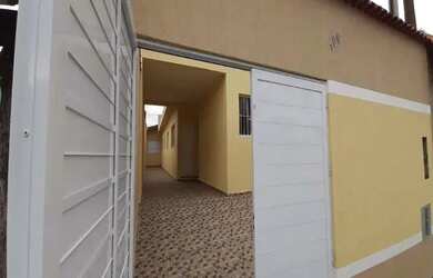 Imagem: A casa possui 3 Dormitórios, 2 Banheiros, 3 Vagas na garagem