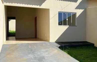 Imagem: A casa possui 3 Dormitórios, 2 Banheiros, 3 Vagas na garagem