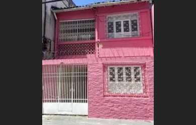 Imagem: A casa possui 5 Dormitórios, 3 Banheiros, 1 Vaga na garagem