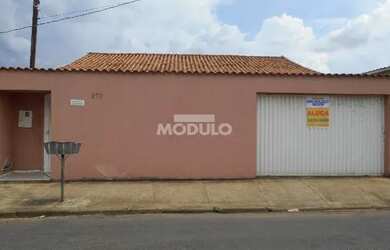 Imagem: A casa possui 3 Dormitórios, 1 Banheiro, 2 Vagas na garagem