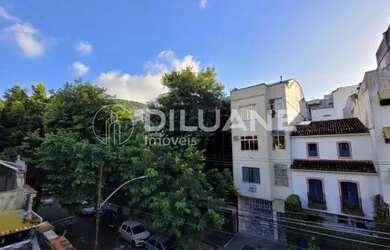 Imagem: A casa possui 4 Dormitórios, 4 Banheiros e 382m² de Área