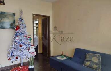 Imagem: A casa possui 3 Dormitórios, 2 Banheiros, 1 Vaga na garagem