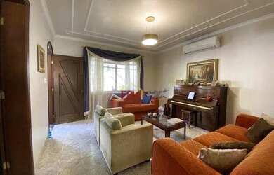 Imagem: A casa possui 5 Dormitórios, 4 Banheiros, 4 Vagas na garagem