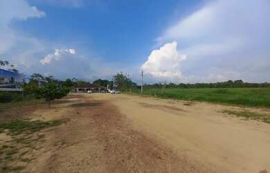 Imagem: O terreno possui 300m² de Área e está localizado em Lírio