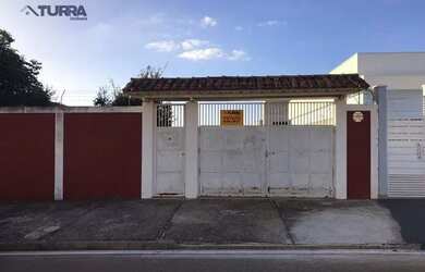 Imagem: A casa possui 3 Dormitórios, 3 Banheiros, 5 Vagas na garagem