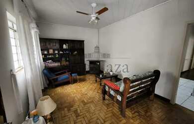 Imagem: A casa possui 5 Dormitórios, 2 Banheiros, 2 Vagas na garagem