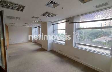 Imagem: O depósito possui 2 Vagas na garagem, 68m² de Área e está