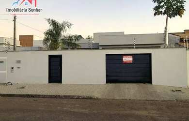 Imagem: A casa possui 5 Dormitórios, 3 Banheiros, 4 Vagas na garagem