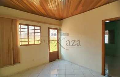 Imagem: A casa possui 3 Dormitórios, 1 Banheiro, 2 Vagas na garagem