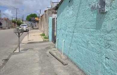 Imagem: A casa possui 3 Dormitórios, 2 Banheiros, 2 Vagas na garagem