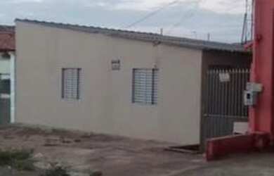 Imagem: A casa possui 2 Dormitórios e 1 Banheiro e está localizado