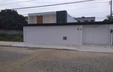 Imagem: A casa possui 3 Dormitórios, 3 Banheiros, 2 Vagas na garagem