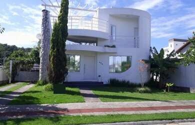 Imagem: A casa possui 3 Dormitórios, 3 Banheiros, 2 Vagas na garagem