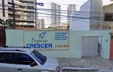 Imagem: A casa possui 4 Dormitórios, 2 Banheiros, 5 Vagas na garagem