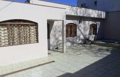 Imagem: A casa possui 3 Dormitórios, 2 Banheiros, 5 Vagas na garagem