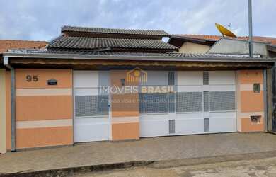 Imagem: A casa possui 2 Dormitórios, 1 Banheiro, 2 Vagas na garagem