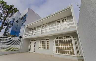 Imagem: A casa possui 4 Dormitórios, 2 Banheiros, 2 Vagas na garagem