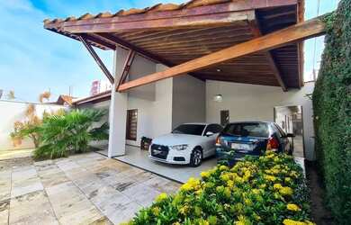 Imagem: A casa possui 3 Dormitórios, 2 Banheiros, 4 Vagas na garagem