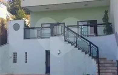 Imagem: A casa possui 4 Dormitórios, 5 Banheiros, 4 Vagas na garagem