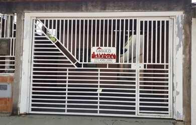 Imagem: A casa possui 3 Dormitórios, 1 Banheiro, 2 Vagas na garagem