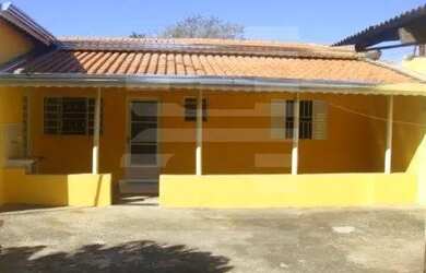 Imagem: A casa possui 2 Dormitórios, 1 Banheiro, 5 Vagas na garagem