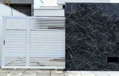 Imagem: A casa possui 2 Dormitórios, 2 Banheiros, 2 Vagas na garagem