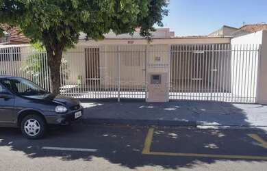 Imagem: A casa possui 4 Dormitórios, 1 Banheiro, 1 Vaga na garagem