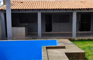 Imagem: A casa possui 4 Dormitórios, 2 Banheiros, 2 Vagas na garagem