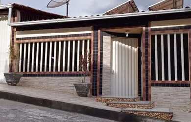 Imagem: A casa possui 3 Dormitórios, 3 Banheiros, 2 Vagas na garagem